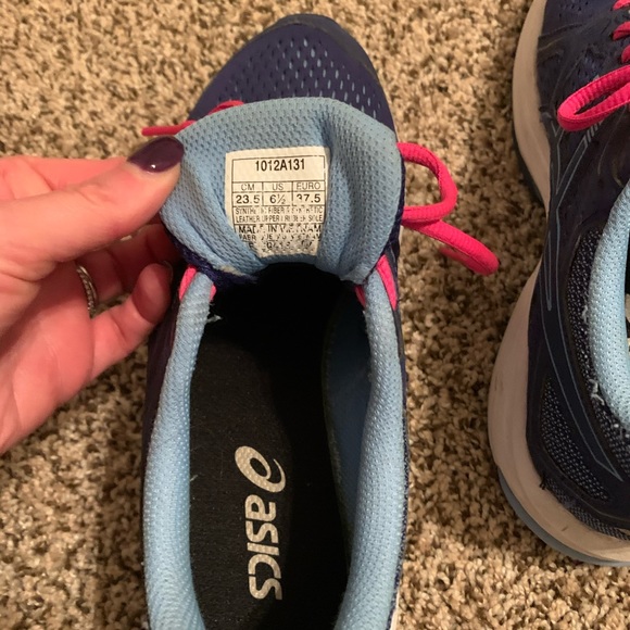 ASICS running shoes - Picture 2 of 4